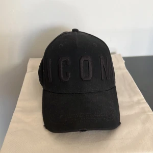 Dsquared2 keps  - Hej, säljer min Dsquared2 keps som knappt är använd. Den är köpt på farfatch för inte alls länge sen. Skick på kepsen jag skulle säga att den är som ny alltså nyskick 10/10. För mer frågor kontakta mig gärna.