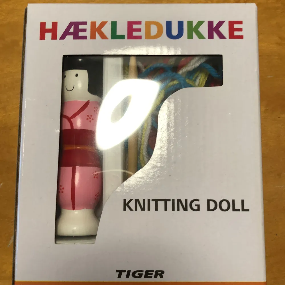 Säljer denna KNITTING DOLL som jag fick för några år sedan. Helt oöppnad! Tror det skulle passa någon som gillar garn och så:). Övrigt.