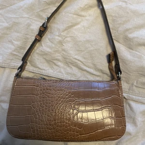 Brun läderväska - Brun väska från Lindex, använd någon enstaka gång så i nyskick, säljes för den ej kommer till användning 