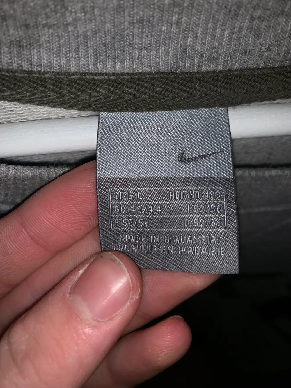 Grå Nike tröja, har ett hål på insidan. Kan skicka bild på om intresserad . Tröjor & Koftor.