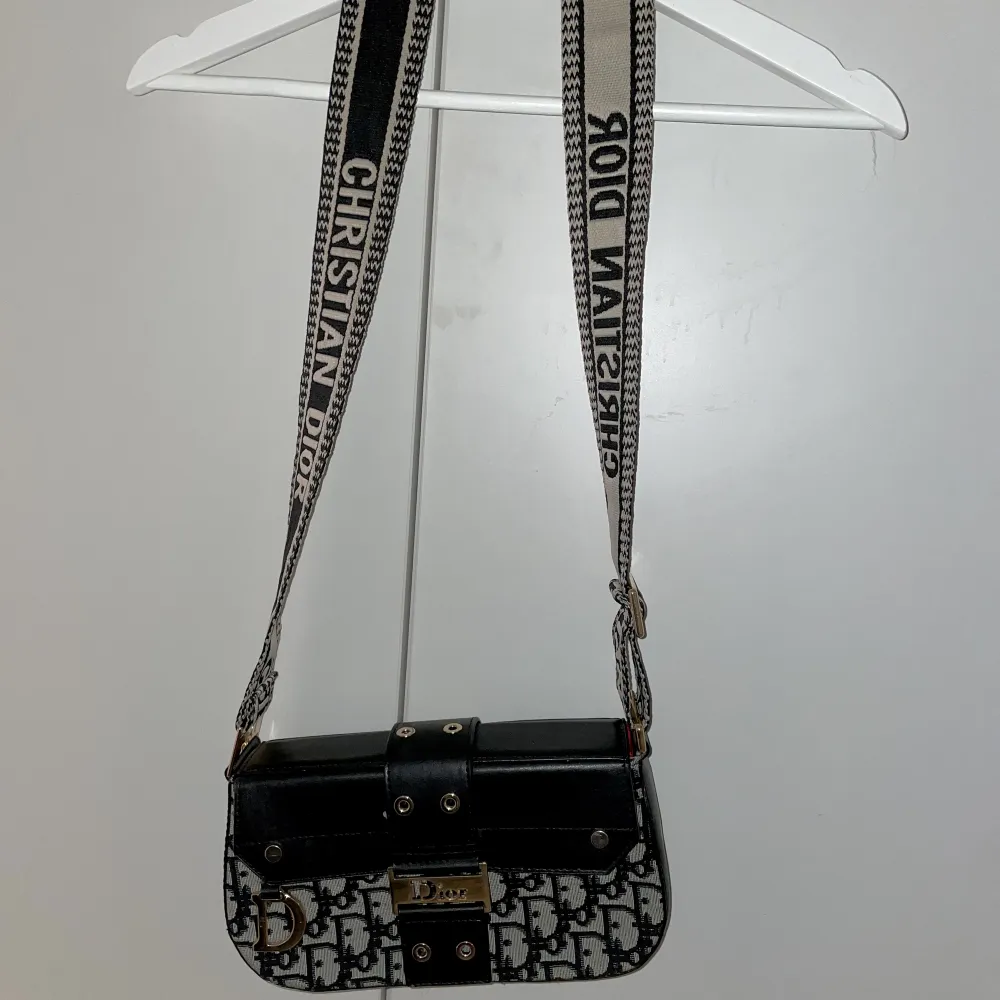 Handväska Dior replica med justerbar axelrem . Accessoarer.