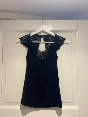 Svart spetslinne  - Så snyggt linne med spets i toppen! Köptes utomlands för flera år sedan och har endast använts två gånger! Köparen står för frakt <3