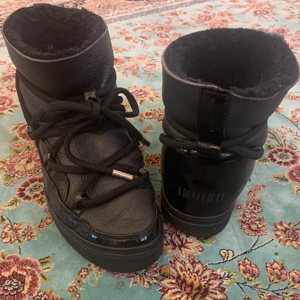 Ett par super fina inuikii skor som jag säljer pga inte använder dom längre.  Dom är använda ett par gånger men är fortfarande i bra skick, lite smutsiga inuti men tvättar dom innan dom köps.🥰❤️ Kan också mötas upp i Stockholm👍. Skor.