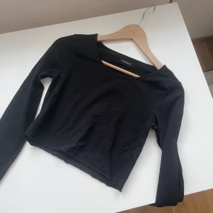 Svart långärmad tröja  - Säljer denna topp i storlek S! 😊
