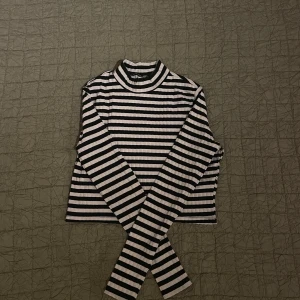 Croppad polotröja från H&M - En randig polotröja från H&M. Aldrig använd, nyskick. 