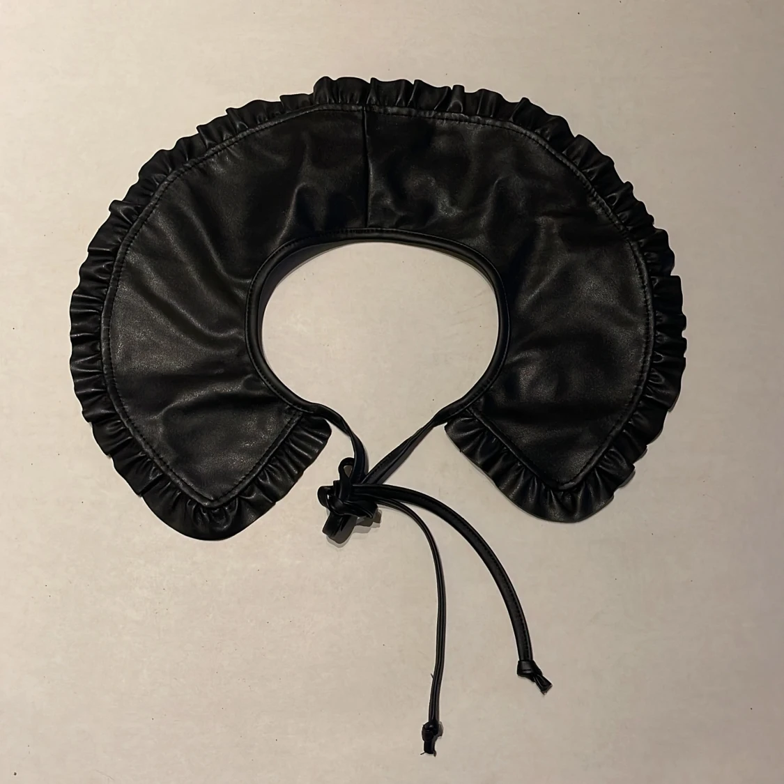 Krage i svart läder