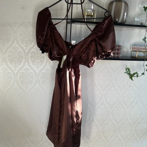 Sommarklänning - Denna fina klänning säljer jag nu i storlek 36 ifrån H&M. Säljer pga att den är för liten för mig och endast testad! Hör av er om ni vill ha fler bilder! Frakt ingår ej, kostar 25kr spårbart från PostNord!