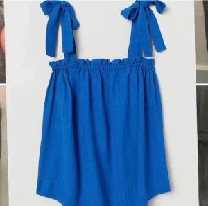 blå topp hm - blå topp köpt från plick, men märket är från hm. jättefin färg, och har endast använt den enstaka gång. fint skick. 