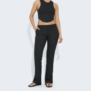 Lågmidjade kostymbyxor  - Aldrig använda kostymbyxor från Bikbok! Perfekt att ha på julafton eller nyårsafton!   