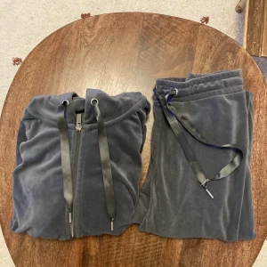 Mjukisset ginatricot grått S/M - Säljer mitt mjukisset från Ginatricot pga att det blivit för stort för mig. Byxor är storlek S och tröja storlek M. Ena metalgrejen på snöret på byxan saknas (se bild), förövrigt jättefint skick. Nypris hela settet 559kr