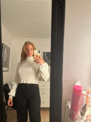 Vit polotröja från Nakd - Vit polotröja från Nakd. Använd fåtal gånger. Storlek XS. Köparen står för fraktkostnaden.