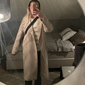 Kappa - Beige kappa från HM  I väldigt fint skick Storlek XS i oversized modell