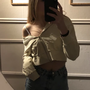 Zip hoodie  - Zip hoodie från lager 157 i en beige gul färg. Strl s. 50kr+frakt 