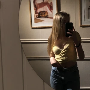 Topp - Söt gul topp från Hollister strl Xs/s. 50kr+frakt