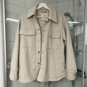 Skjortjacka - Beige skjortjacka från Monki.