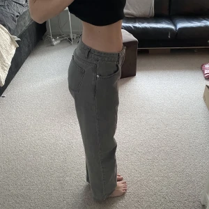 Grå jeans - Midwaist/lowwaist jeans från amelie star kollektion på nakd, bra skick