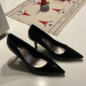 Svarta klackskor  - Fina svarta klackskor. Stl 37.  Köparen betalar frakten. Jag ansvarar inte för postens hantering. Samfraktar gärna.