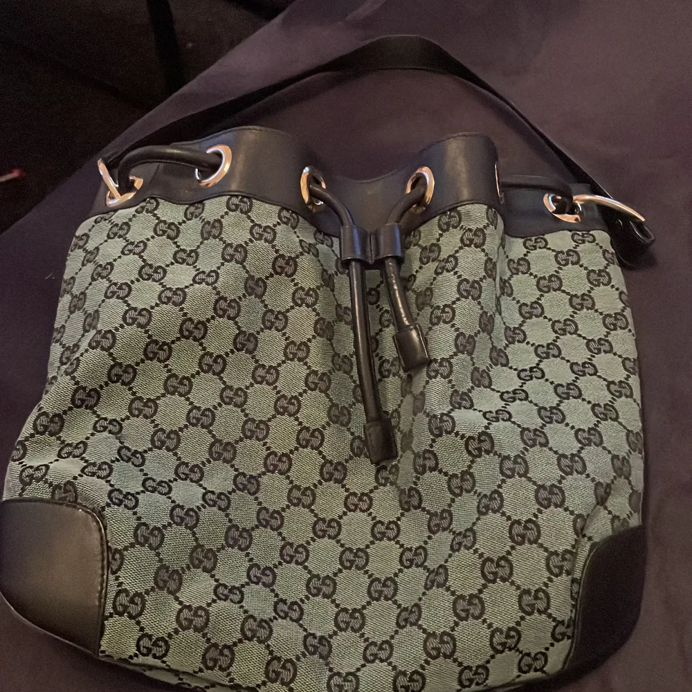  Canvas Green Drawstring Handbag Shoulder Bag .  Köp på Gucci store  Kvitto finns ej.  Nypris 18 tusen . Väskor.