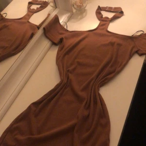 Kort Biege klänning  - Klänningen är helt oanvänd, pga att den var för stor på mig 🖤 Den är väldigt fin och sitter tajt på kroppen om du har storlek M, men passar även L eftersom det är stretchigt tyg 🖤 80kr + 40kr ( frakt )