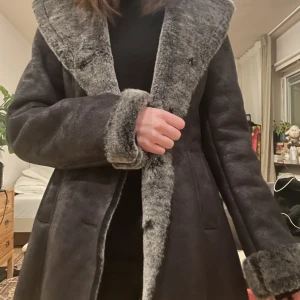 Teddys Core Jackets  - Väldigt varm och mysig jacka. Storlek M men passar mig ganska figursytt och jag har xs-s i toppar. 