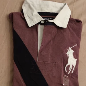 Ralph Lauren piké Dam - Hej! Köpte denna fina piké i Usa i Ralph Lauren butiken. Det var dock fel storlek för oss. 100% Orginal. Helt ny, aldrig använd. 