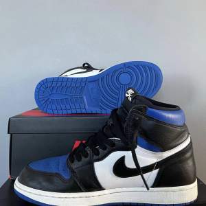 AIR JORDAN 1 RETRO HIGH OG (Royal Toe) || storlek 42,5 Ny skick med lite creasing || box, oderkonfiramtion allt! Först till kvarn! Sänkt priset till en steal…