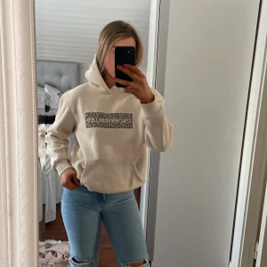 Hoodie - Superskön och snygg hoodie från Pull&Bear.  Storlek S/M