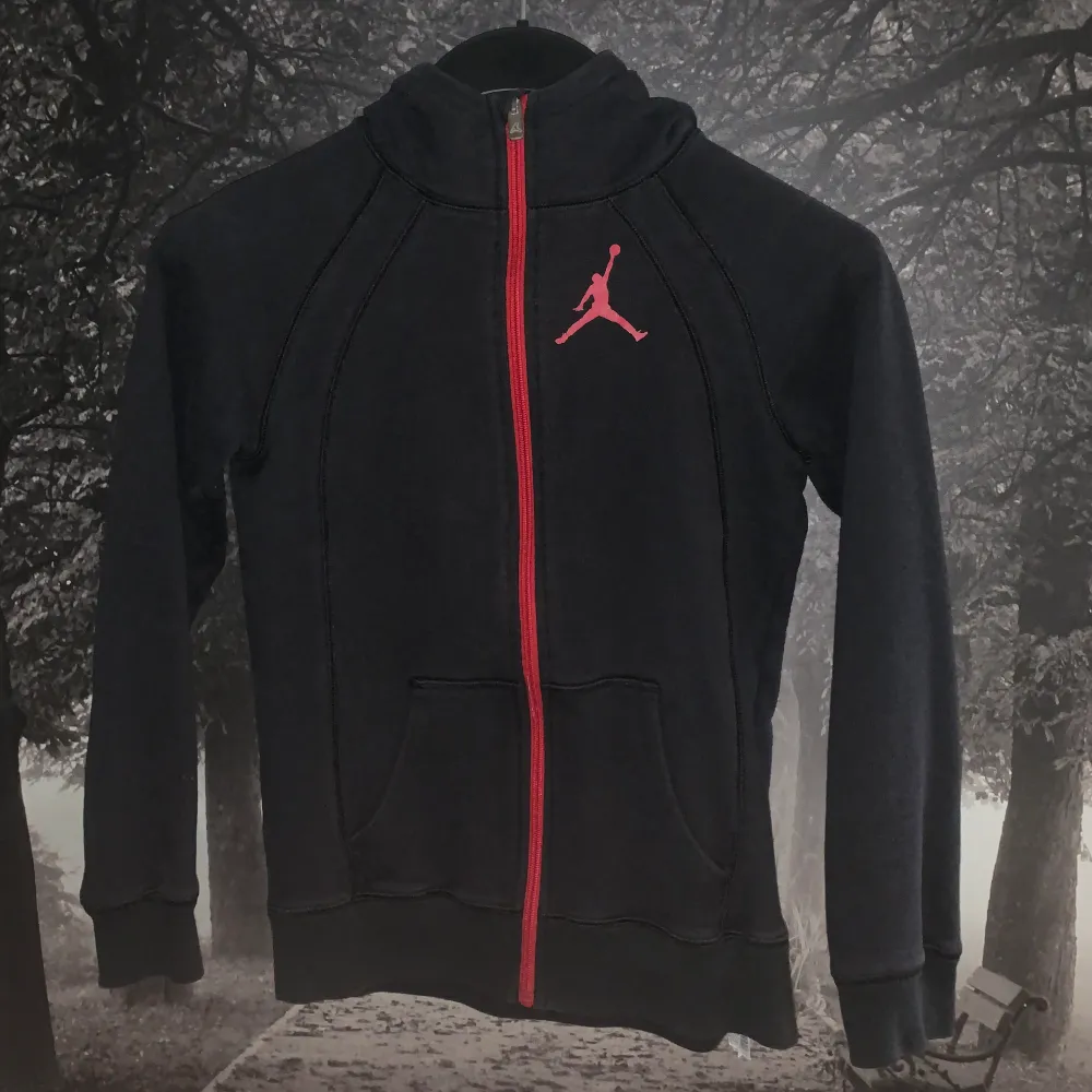 En Jordan hoodie som inte används längre, vilket jag nu säljer för ett mycket bra pris!. Hoodies.