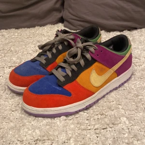 Nike dunks strl 42,5 - Riktigt feta Nike dunks viotech köpta för ungefär 3000kr. Mitt pris 1999kr, dem är knappt använda och är lite creasade och lite smutsiga men det är inget jag skulle säga att man lägger märke till särskilt mycket. Försökte göra rent dem så bra ja kunde.