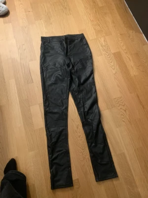 Skinbyxor TALL - Skinbyxor från madlady storlek 38 TALL så dem är längre, skit snygga andvända i en video endast