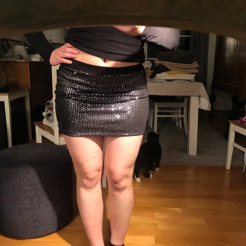 Glittrig kjol perfekt till nyår! 😍storlek S men den är väldigt stretchig och formar sig efter kroppen så passar allt från XS-M. Kjolar.