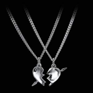 Säljer detta fina vänskaps halsbandet ifrån Maria Nilsdotter (högra delen av hjärtat). Säljer det då de ej kommer till användning, använd fåtal gånger.❤️