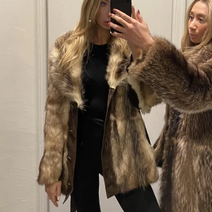 Äkta päls  - Säljer min fina päls då den inte kommer till användning.  Köpt i en vintage butik i Paris för 4.800kr.  