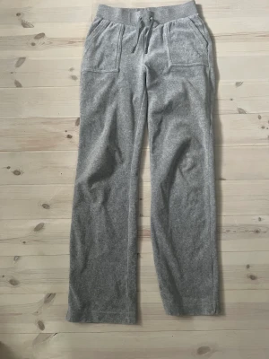 Juicy couture grå xs - Gråa juicy byxor storlek xs köpte dom på Jackie för 2 månader sen säljer dom för att ja ska köpa ett par nya 