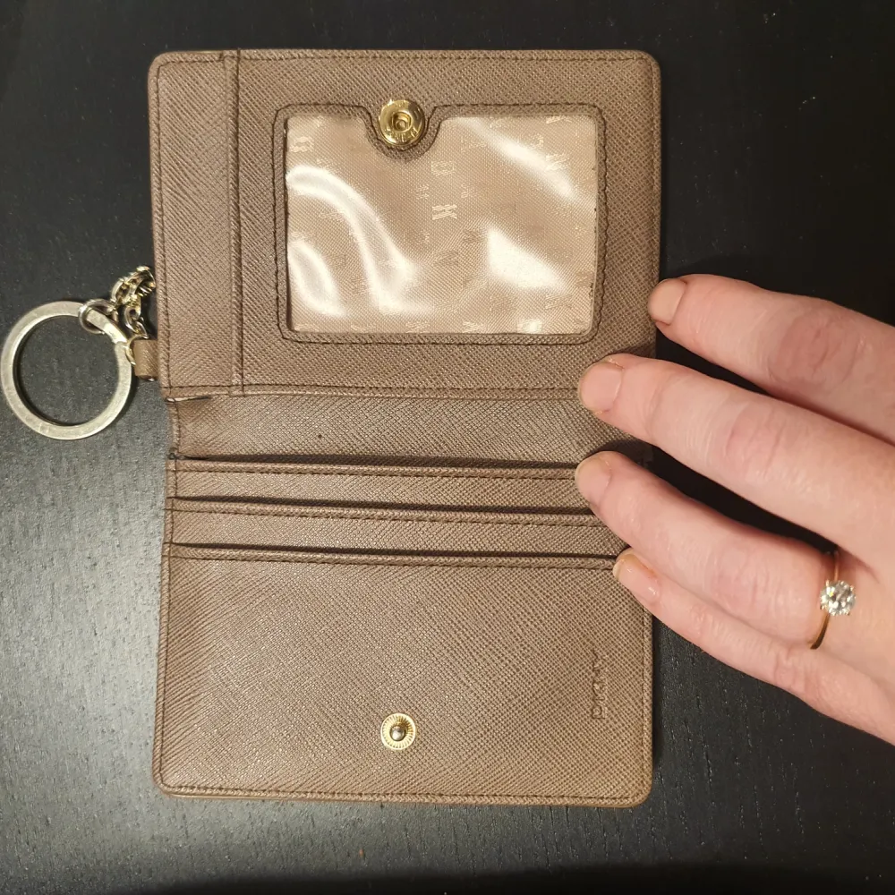 Korthållare / liten plånbok från DKNY, äkta.. Väskor.
