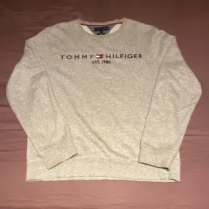 Enkel grå Tommy Hilfiger sweatshirt. Inte använd på ett bra tag därför säljer jag den. Storlek: M (168-172) Skick: Använd men inga skador Dm för frågor eller fler bilder