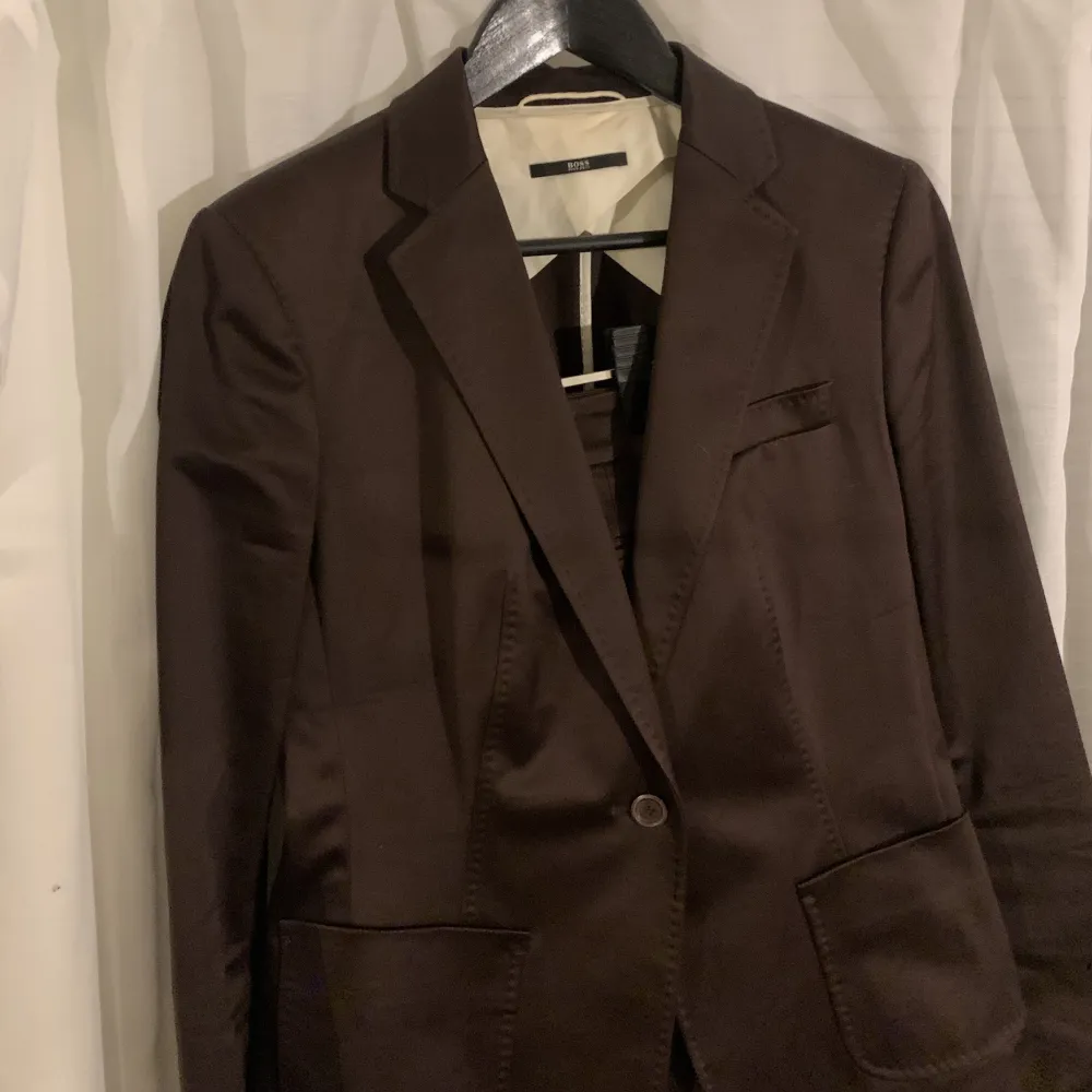 Mörkbrun kostym i dam från  hugo boss. Passar 36/38. Köpt second hand för 900kr. Inga tecken på användning, jag har aldrig använt den då den inte passar. Pris kan diskuteras vid snabb affär! . Kostymer.