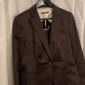 Mörkbrun kostym i dam från  hugo boss. Passar 36/38. Köpt second hand för 900kr. Inga tecken på användning, jag har aldrig använt den då den inte passar. Pris kan diskuteras vid snabb affär! 