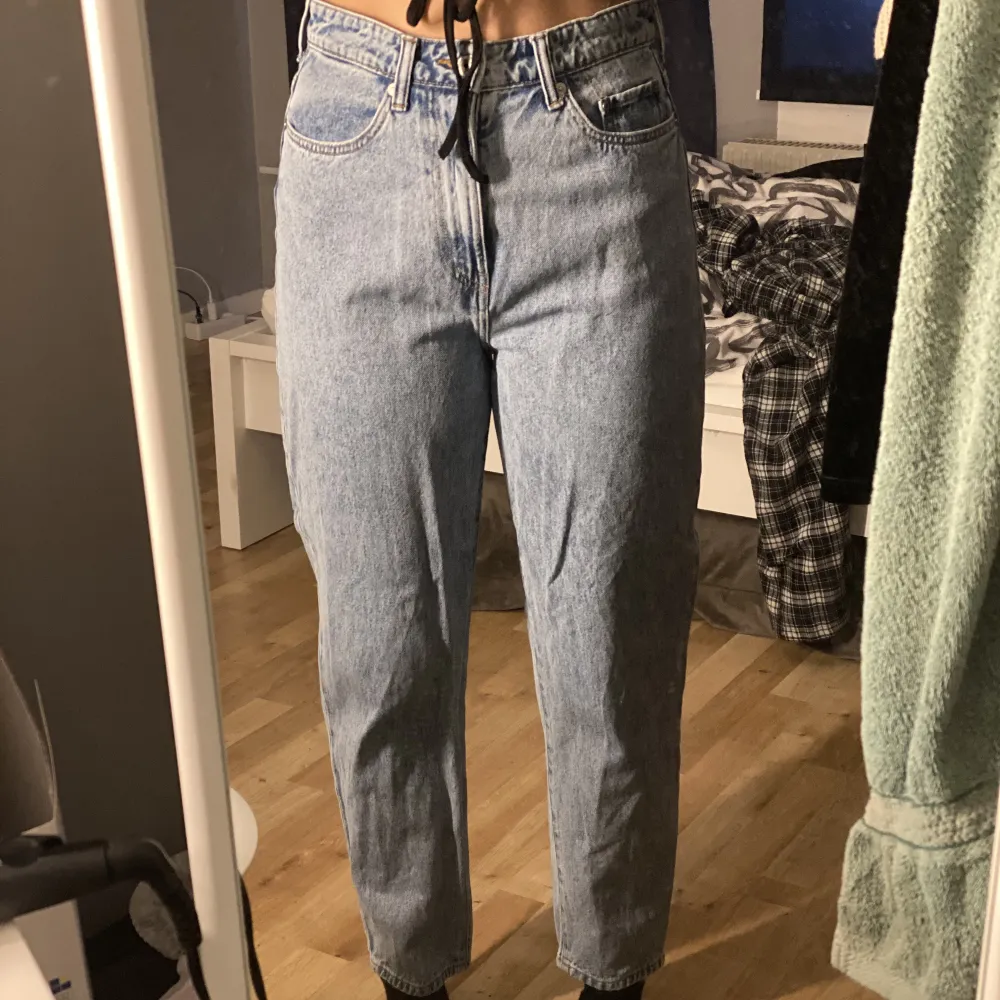 Säljer nu mina loose mom jeans från Hm i storlek 38. Tyvärr kommer de inte till användning där av jag säljer som. De är i väldigt fint skick då jag knappt använt dom.. Jeans & Byxor.