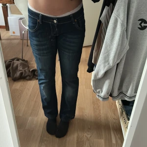 Lågmidjade Levis jeans - Säljer dessa jättesnygga levis jeans eftersom de aldrig kommer till användning, har kanske använt dem 1-2 gånger. De är lite korta för mig (är 168 cm) ❣️Köparen står för frakt