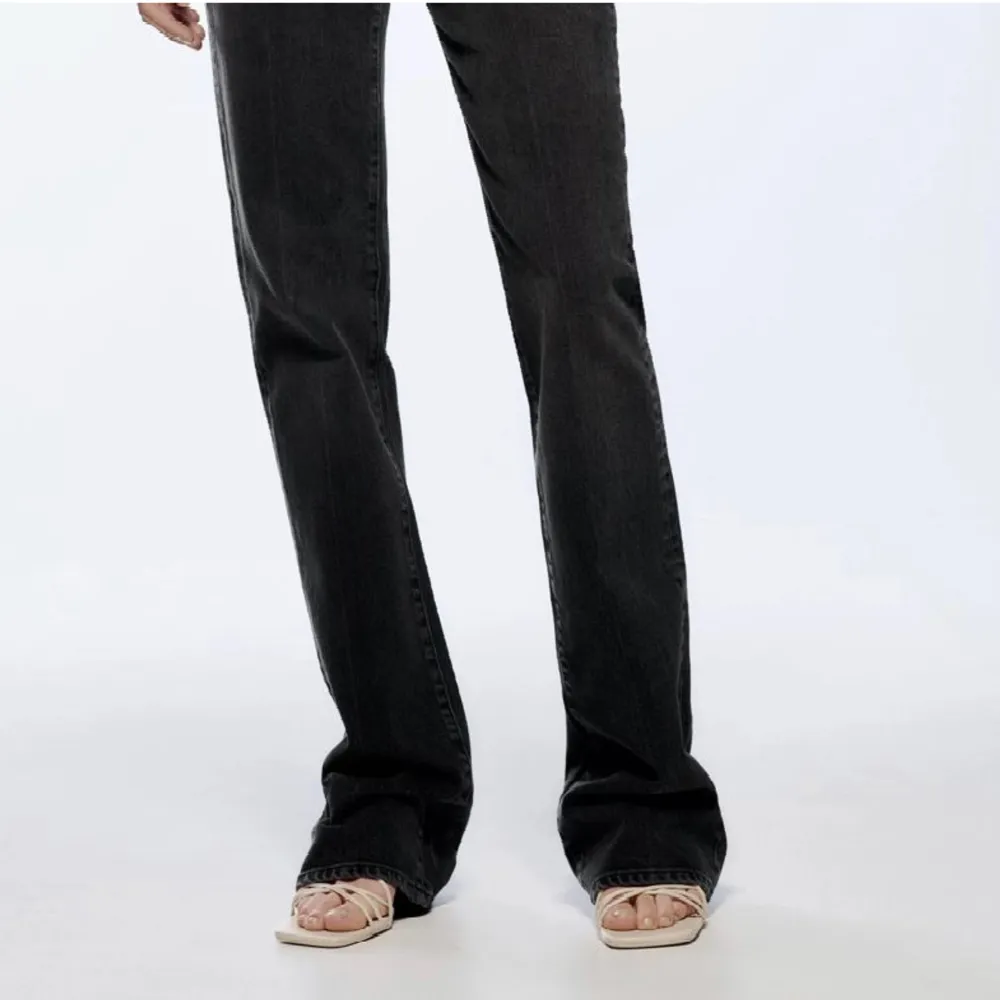 Säljer mina svarta bootcut jeans från zara då som är förstora och jag har ett par likadana mindre💕 passar längden på mig som är 173, och är som nya! . Jeans & Byxor.