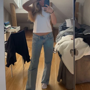 Low waisted jeans - Säljer dessa blåa Low waisted arrow jeans från weekday. Dom säljs pågrund av att dom aldrig används 