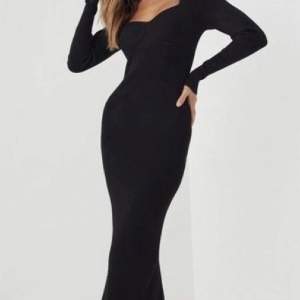 Söker denna klänningen från Adoore😍 Roma dress black i storlek 40❤️ hör av er om ni vill sälja😊