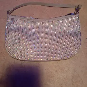 Jätte sexig liten handväska från HM, helt oanvänd och jättesöt. Jätte fint glitter och sånt på och shiner i ljuset