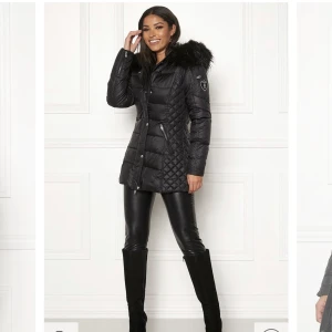 Rock and blue jacka  - Säljer min jätte fina jacka då jag har en annan så denna kommer inte till användning, den är i bra skick och väl använd, inga hål eller läsa trådar. Den är som i ny skick. Köpt för 3000kr säljer för 1000kr pris kan diskuteras vid snabb affär 