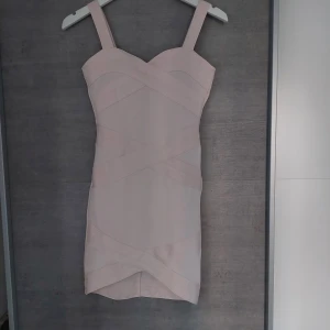 Super snygg  - Super snygg klänning passar xs,s i nude,rosa 190kr