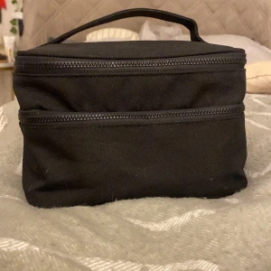 Sminkväska - En helt ny sminkväska som inte kommer till användning. Får plats med mycket och är smidig att ta med sig. Köparen står för frakten