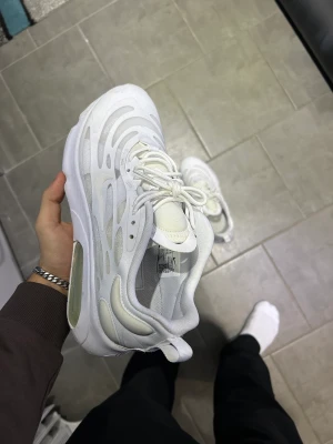 Nike skor - Nike skor bara använda en gång. I väldigt bra skick. Cond 8-10. Säljer för 450kr väldigt billigt!!