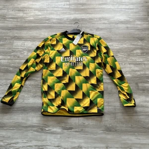 Arsenal tröja - Helt oanvänd Arsenal tröja med etikett. Köpt för 1000kr. Passade inte mig och kunde tyvärr inte lämna tillbaka den.