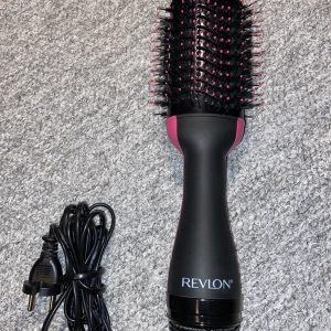 Revlon värmeborste - Revlon Tools Revlon Salon One-Step Hairdryer and Volumiser   Nypris: 579 kr Knappt använd Köparen står för frakt